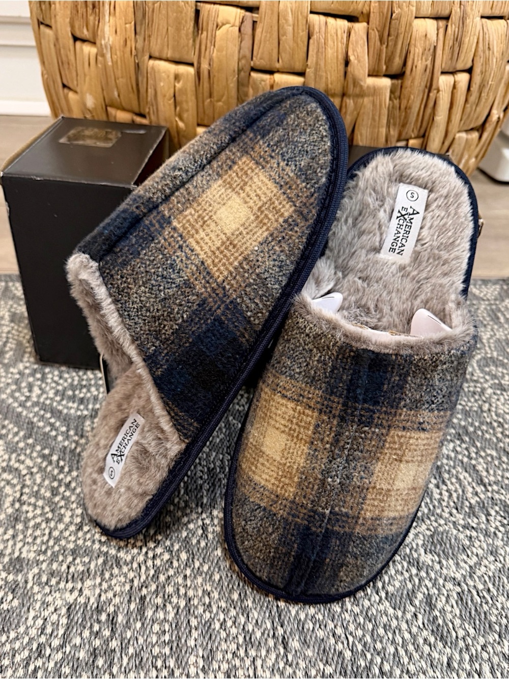 New American Exchange Men’s Luxury Plaid Slip-On Fleece Slippers Small 8-9